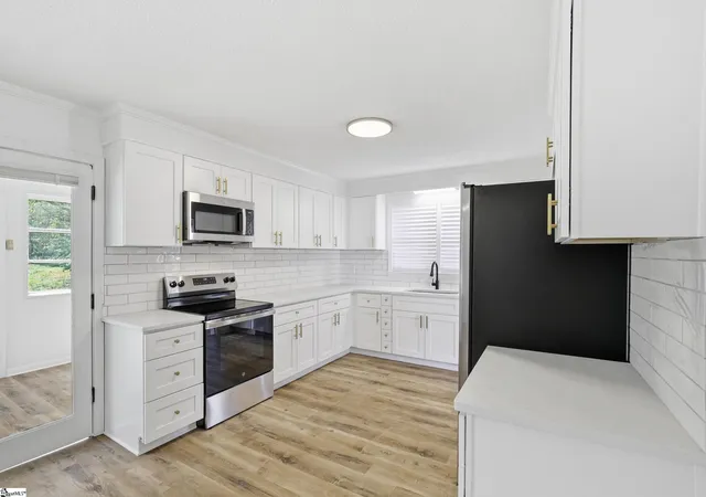 Photo 3 of Single family home for sale at 49 Foxhall Rd, Greenville, SC 29605 | MLS# 1601438 | Listing updated on 2026-09-15