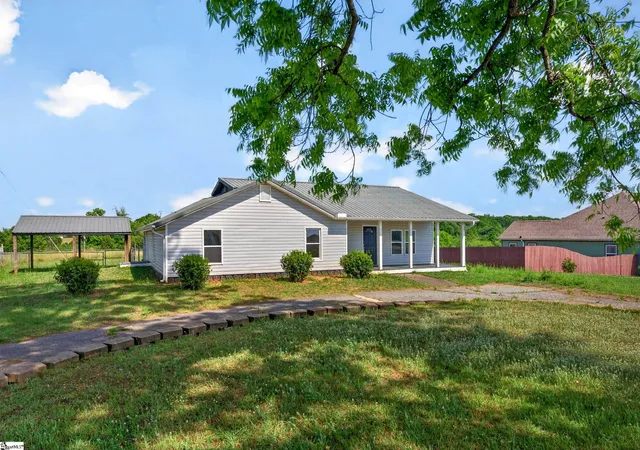 Photo 2 of Single family home for sale at 583 Berry Rd, Boiling Springs, SC 29316 | MLS# 1587751 | Listing updated on 2026-08-31