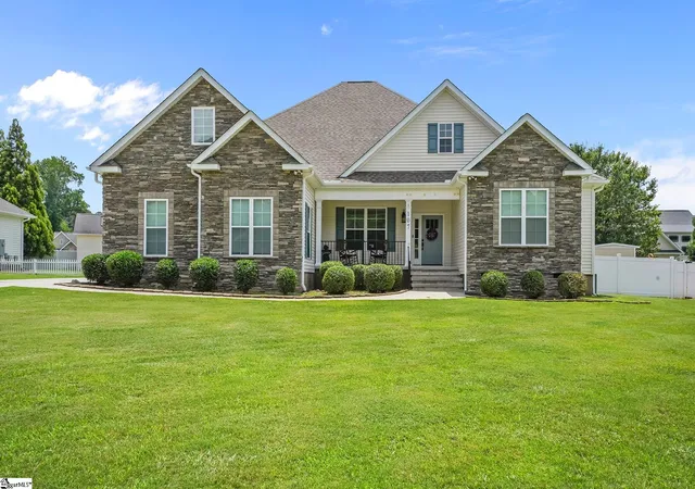 Homes for sale in Greenwood, SC | 107 Folly Bend Dr, Greenwood, SC 29649 | MLS# 1596320