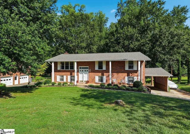 Photo 2 of Single family home for sale at 200 Eastcliffe Wy, Greenville, SC 29611 | MLS# 1599379 | Listing updated on 2026-07-31