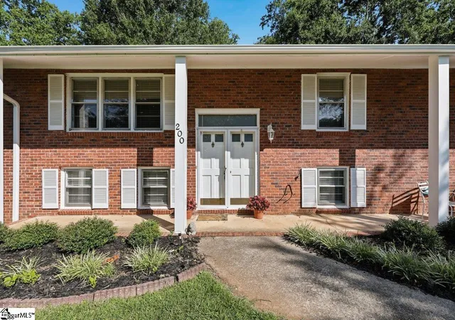Photo 3 of Single family home for sale at 200 Eastcliffe Wy, Greenville, SC 29611 | MLS# 1599379 | Listing updated on 2026-07-31