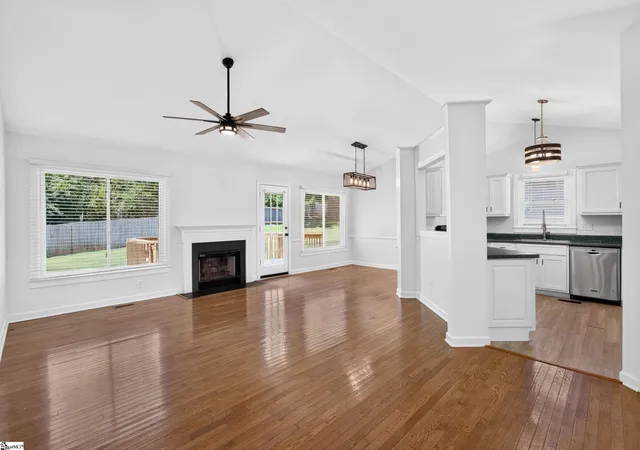 Photo 3 of Single family home for sale at 6 Mountain Trace Ct, Greenville, SC 29609 | MLS# 1598095 | Listing updated on 2026-09-10