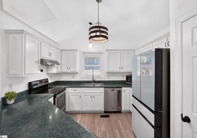 Photo 3 of Single family home for sale at 6 Mountain Trace Ct, Greenville, SC 29609 | MLS# 1598095 | Listing updated on 2026-09-10