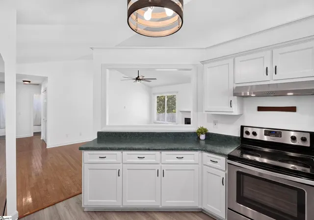 Photo 4 of Single family home for sale at 6 Mountain Trace Ct, Greenville, SC 29609 | MLS# 1598095 | Listing updated on 2026-09-10