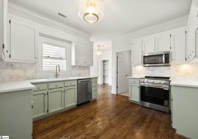Photo 2 of Single family home for sale at 302 Greenview Cir, Greenville, SC 29609 | MLS# 1597836 | Listing updated on 2026-09-08