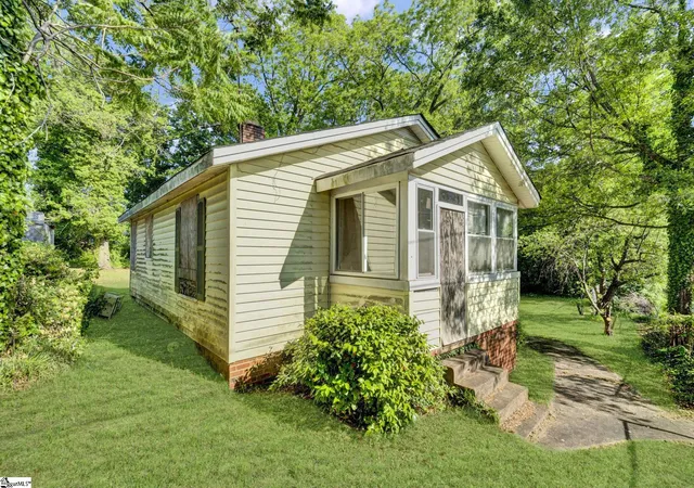 Photo 4 of Single family home for sale at 103 Dobbs St, Greenville, SC 29605 | MLS# 1589473 | Listing updated on 2026-08-17