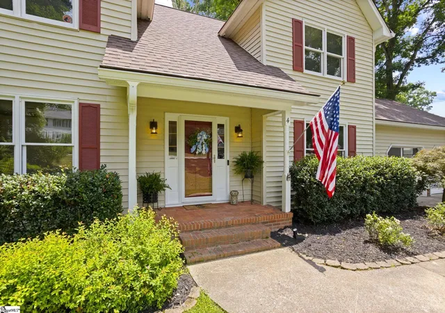 Photo 3 of Single family home for sale at 4 Bendingwood Ct, Taylors, SC 29687 | MLS# 1596322 | Listing updated on 2026-08-21