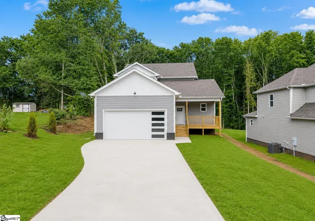 Photo 3 of Single family home for sale at 113 Hillcrest Cir, Anderson, SC 29624 | MLS# 1602224 | Listing updated on 2026-08-28