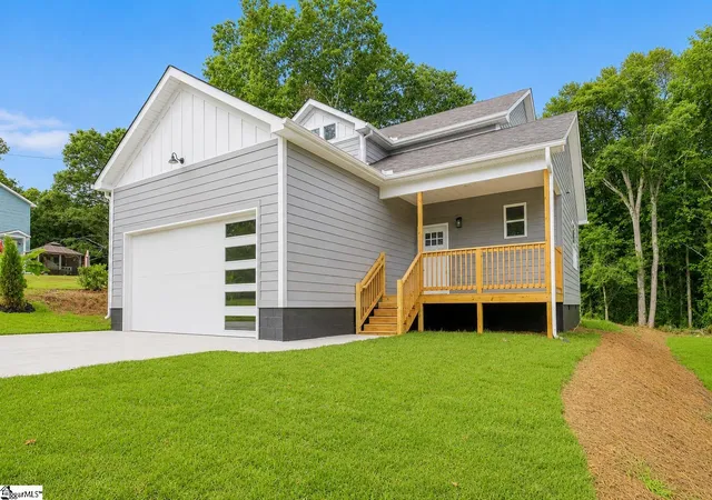 Photo 3 of Single family home for sale at 113 Hillcrest Cir, Anderson, SC 29624 | MLS# 1602224 | Listing updated on 2026-08-28