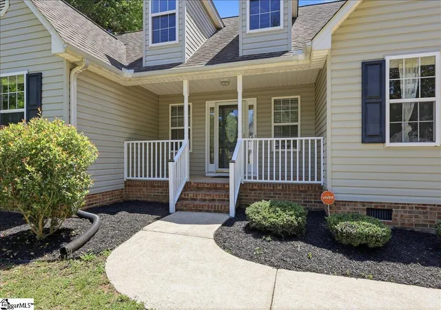 Photo 3 of Single family home for sale at 1 Brooke Lee Cir, Taylors, SC 29687 | MLS# 1597827 | Listing updated on 2026-07-22