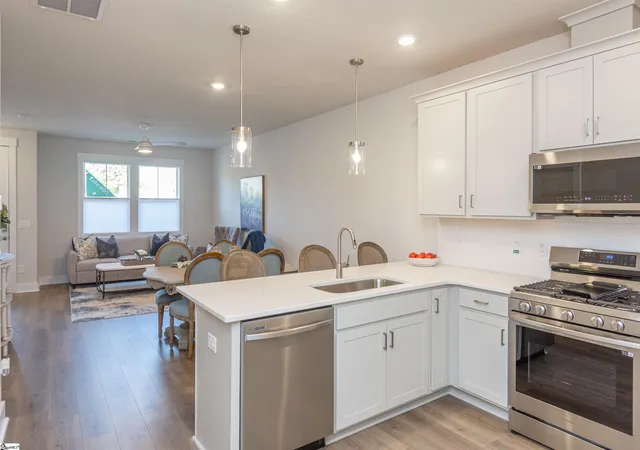 Photo 4 of Townhouse for sale at 1194 N Pleasantburg Dr, Greenville, SC 29607 | MLS# 1587270 | Listing updated on 2026-04-07