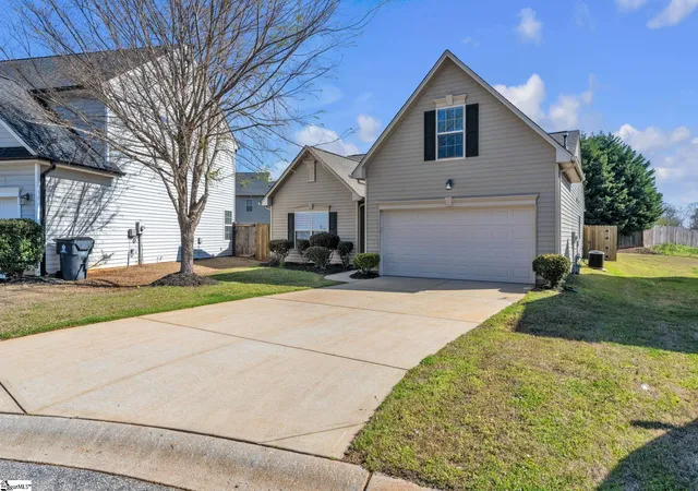 Photo 2 of Single family home for sale at 11 Medfield Ct, Greenville, SC 29605 | MLS# 1586151 | Listing updated on 2026-03-31