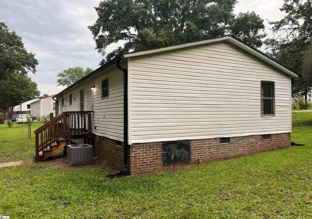Photo 2 of Sale Pending at 13 Echols Dr, Greenville, SC 29605 | MLS# 1601128 | Listing updated on 2026-09-16