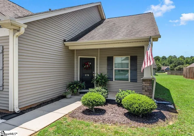 Photo 4 of Single family home for sale at 278 E Pyrenees Dr, Lyman, SC 29365 | MLS# 1601575 | Listing updated on 2026-08-24