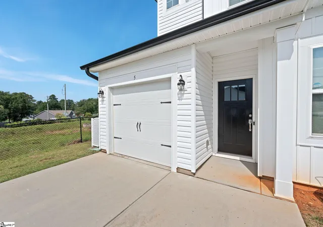 Photo 3 of Townhouse for sale at 5 Table Mountain Trl, Greer, SC 29651 | MLS# 1601413 | Listing updated on 2026-08-31