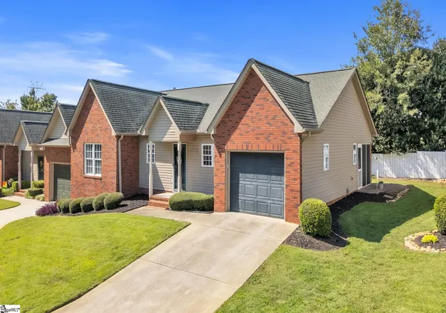 Photo 3 of Townhouse for sale at 124b Pinnacle Ln, Easley, SC 29642 | MLS# 1569982 | Listing updated on 2025-09-23
