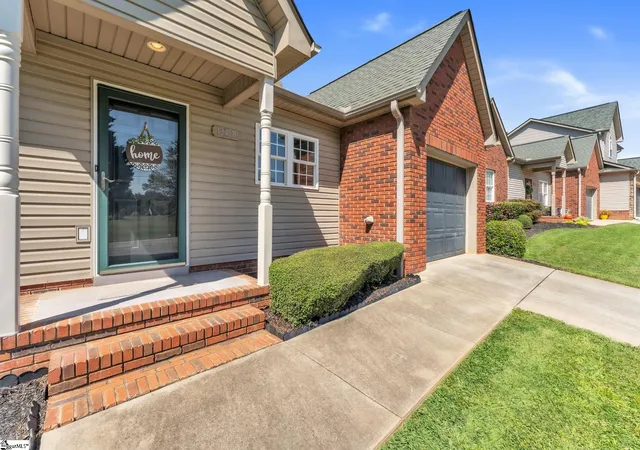 Photo 3 of Townhouse for sale at 124B Pinnacle Ln, Easley, SC 29642 | MLS# 1569982 | Listing updated on 2025-09-23