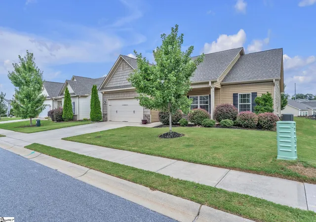 Photo 2 of Single family home for sale at 4 Harvestwood Pl, Greenville, SC 29605 | MLS# 1600316 | Listing updated on 2026-09-12