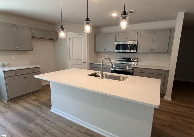 Photo 4 of Sale Pending at 6 Huff Dr, Greenville, SC 29611 | MLS# 1600554 | Listing updated on 2026-09-01