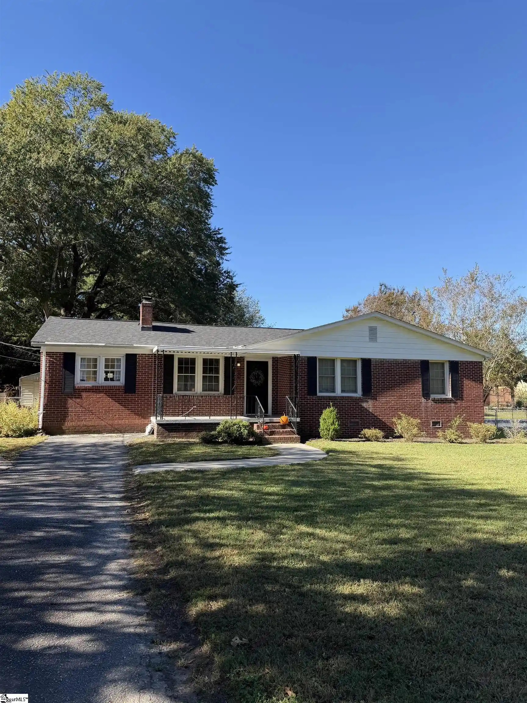 Photo 1 of Single family home for sale at 207 Ivy Dr, Simpsonville, SC 29680 | MLS# 1607093 | Listing updated on 2026-10-21