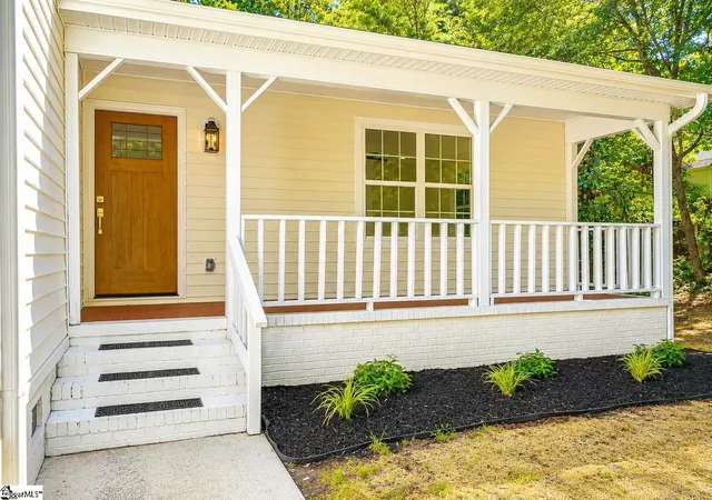 Photo 2 of Single family home for sale at 8 Overlook Ct, Greenville, SC 29609 | MLS# 1602289 | Listing updated on 2026-09-16