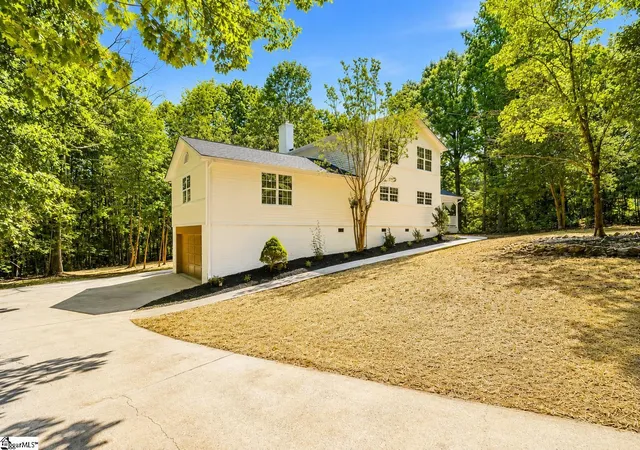 Photo 3 of Single family home for sale at 8 Overlook Ct, Greenville, SC 29609 | MLS# 1602289 | Listing updated on 2026-09-16