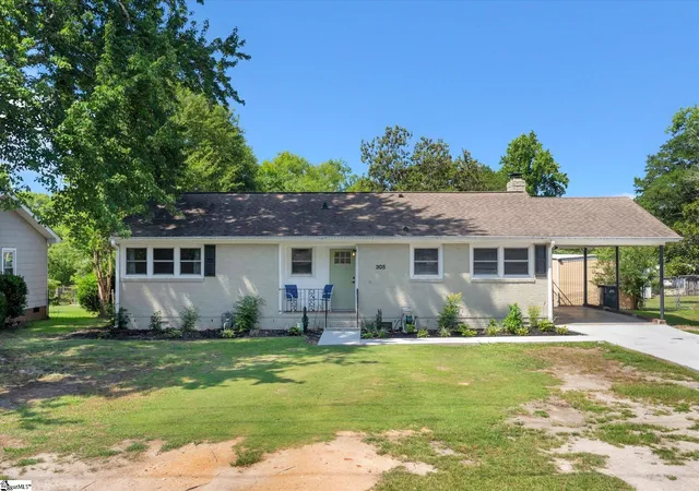 Photo 2 of Single family home for sale at 305 Pine Knoll Dr, Greenville, SC 29609 | MLS# 1598238 | Listing updated on 2026-09-07