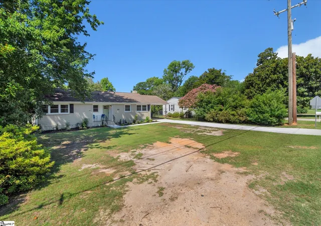 Photo 3 of Single family home for sale at 305 Pine Knoll Dr, Greenville, SC 29609 | MLS# 1598238 | Listing updated on 2026-09-07