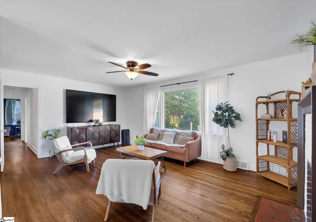 Photo 4 of Single family home for sale at 305 Pine Knoll Dr, Greenville, SC 29609 | MLS# 1598238 | Listing updated on 2026-09-07
