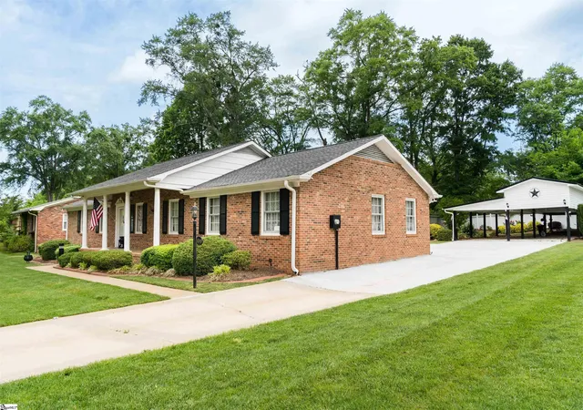 Photo 2 of Sale Pending at 108 Ridgeway Dr, Spartanburg, SC 29301 | MLS# 1600267 | Listing updated on 2026-09-05