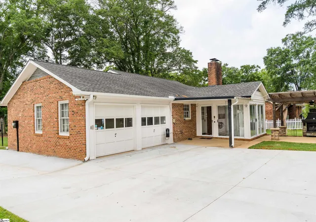 Photo 3 of Sale Pending at 108 Ridgeway Dr, Spartanburg, SC 29301 | MLS# 1600267 | Listing updated on 2026-09-05