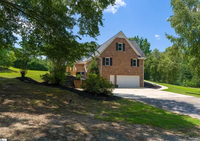 Photo 3 of Single family home for sale at 125 Tiffany Ln, Fountain Inn, SC 29644 | MLS# 1600916 | Listing updated on 2026-09-04