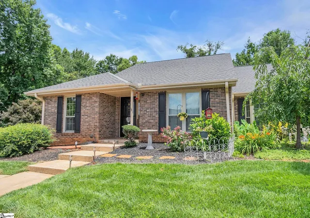 Homes for sale in Simpsonville, SC | 75 Forest Lake Dr, Simpsonville, SC 29681 | MLS# 1595636