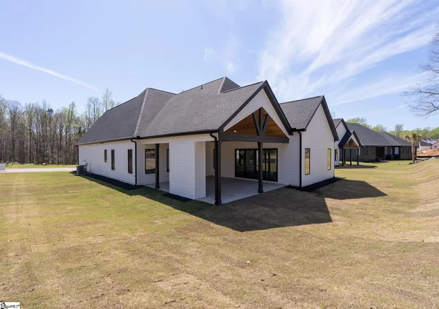 Photo 4 of Single family home for sale at 4 Aetna Spring Ct, Taylors, SC 29687 | MLS# 1566263 | Listing updated on 2026-08-18