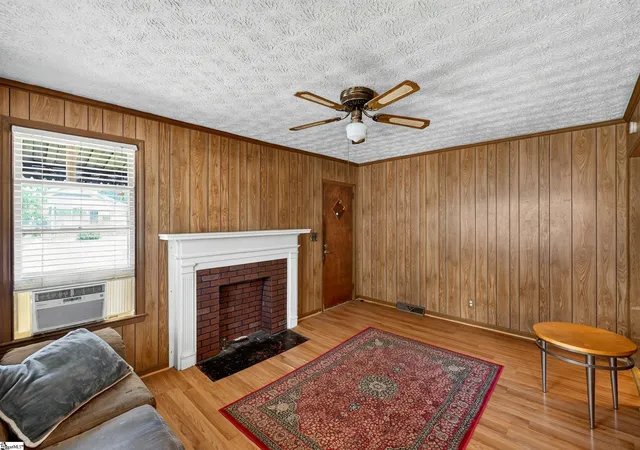 Photo 2 of Single family home for sale at 215 Crestone Dr, Greenville, SC 29611 | MLS# 1600328 | Listing updated on 2026-08-28