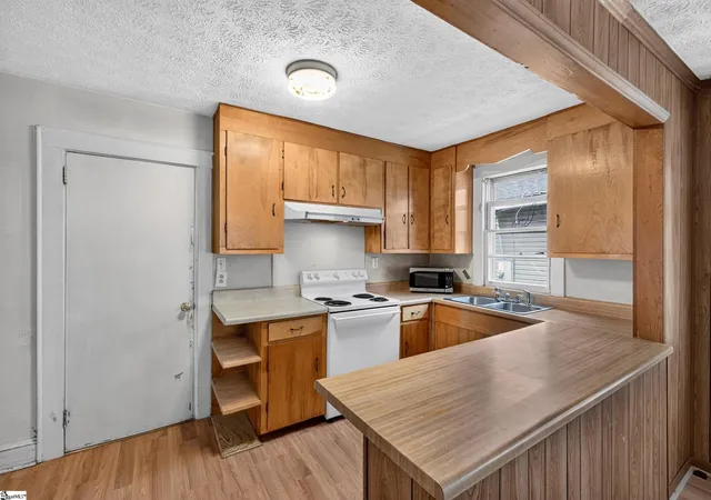 Photo 4 of Single family home for sale at 215 Crestone Dr, Greenville, SC 29611 | MLS# 1600328 | Listing updated on 2026-08-28