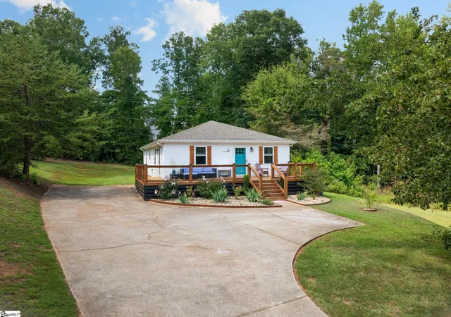 Photo 2 of Single family home for sale at 29 Lee Wy, Taylors, SC 29687 | MLS# 1602316 | Listing updated on 2026-08-28