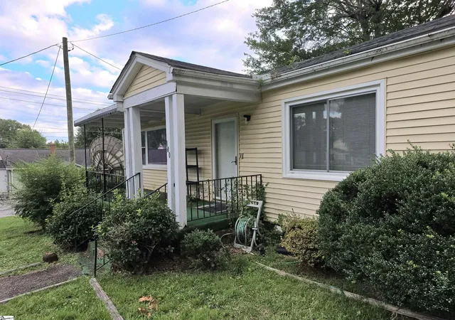 Photo 3 of Single family home for sale at 100 Frances St, Easley, SC 29640 | MLS# 1595853 | Listing updated on 2026-09-14