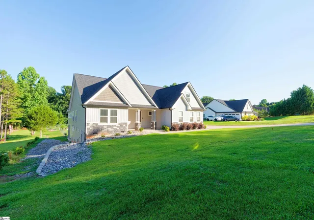 Photo 3 of Single family home for sale at 190 Eastberrys Creek Dr, Duncan, SC 29334 | MLS# 1598284 | Listing updated on 2026-09-21