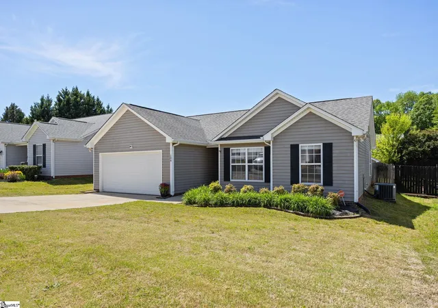 Photo 3 of Single family home for sale at 104 Ketchitan Ct, Greenville, SC 29605 | MLS# 1588520 | Listing updated on 2026-04-28