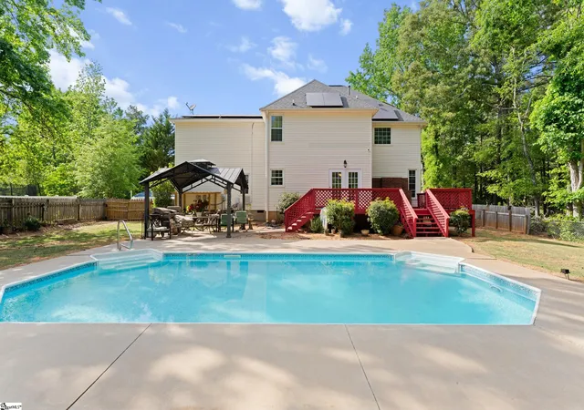 Photo 2 of Single family home for sale at 204 Bermuda Dr, Greenwood, SC 29649 | MLS# 1589020 | Listing updated on 2026-09-29