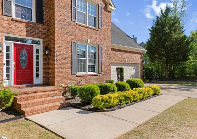 Photo 3 of Single family home for sale at 204 Bermuda Dr, Greenwood, SC 29649 | MLS# 1589020 | Listing updated on 2026-09-29