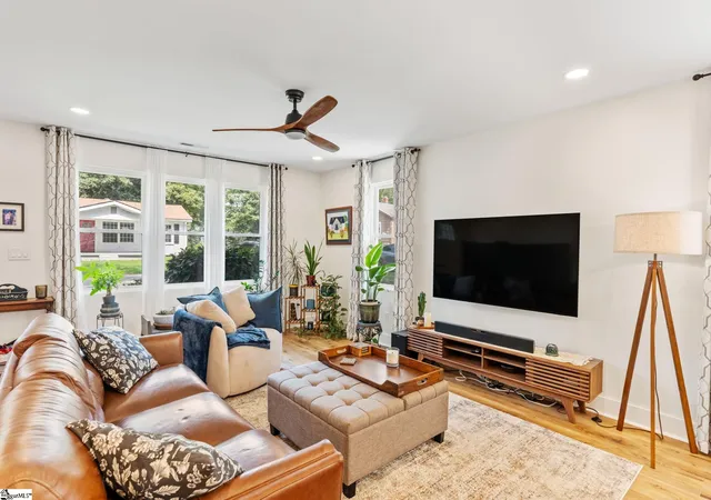 Photo 4 of Single family home for sale at 7 Lark St, Greenville, SC 29607 | MLS# 1599338 | Listing updated on 2026-08-25