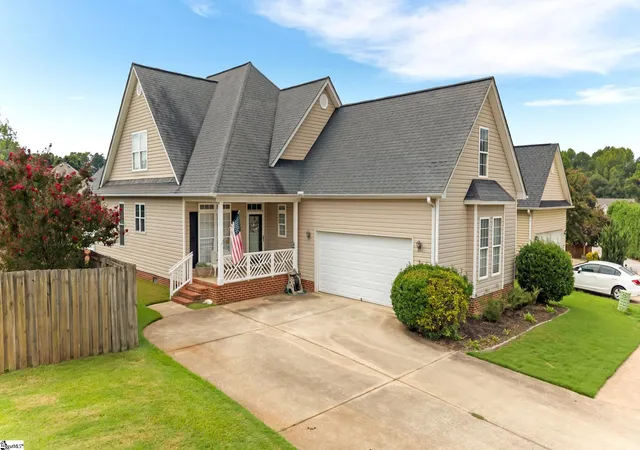 Photo 1 of Single family home for sale at 203 Summergrass Dr, Greenville, SC 29617 | MLS# 1602374 | Listing updated on 2026-10-15