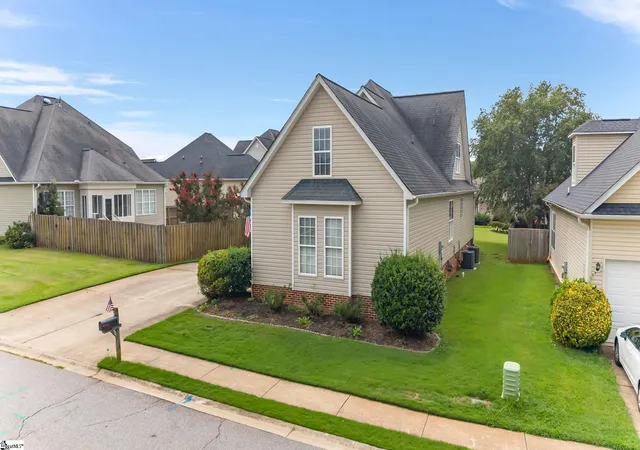 Photo 2 of Single family home for sale at 203 Summergrass Dr, Greenville, SC 29617 | MLS# 1602374 | Listing updated on 2026-10-15