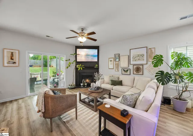 Photo 4 of Single family home for sale at 122 Highland Park Ct, Easley, SC 29642 | MLS# 1591743 | Listing updated on 2026-09-15