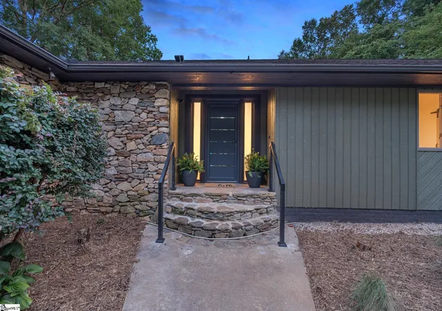 Photo 3 of Single family home for sale at 208 Eastland Dr, Greer, SC 29651 | MLS# 1598315 | Listing updated on 2026-07-21