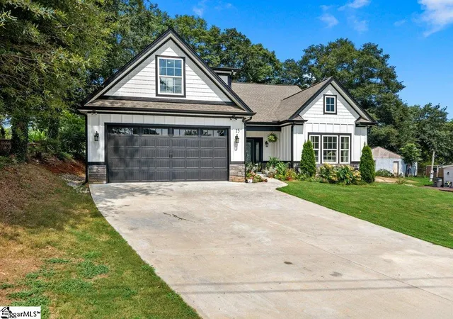 Photo 2 of Single family home for sale at 15 Julian Ave, Greenville, SC 29611 | MLS# 1601544 | Listing updated on 2026-09-11