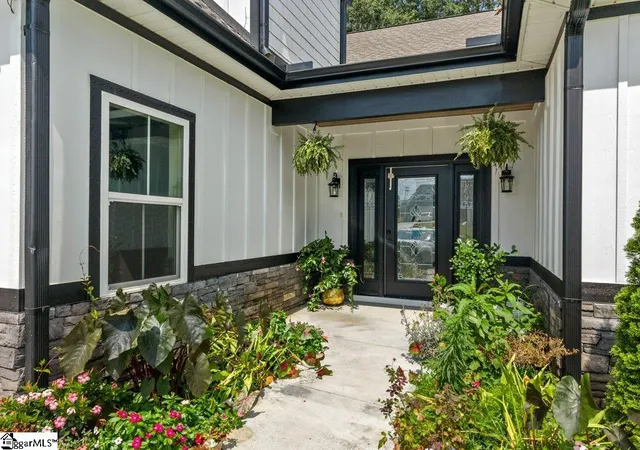 Photo 3 of Single family home for sale at 15 Julian Ave, Greenville, SC 29611 | MLS# 1601544 | Listing updated on 2026-09-11