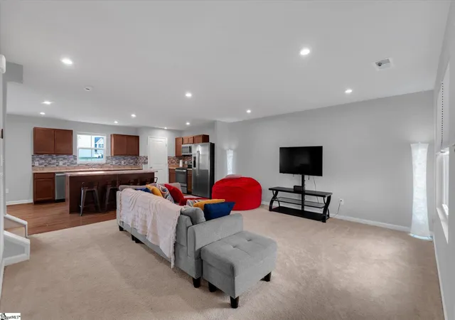Photo 2 of Single family home for sale at 819 Throckmorton Ct, Greenville, SC 29605 | MLS# 1601888 | Listing updated on 2026-09-18
